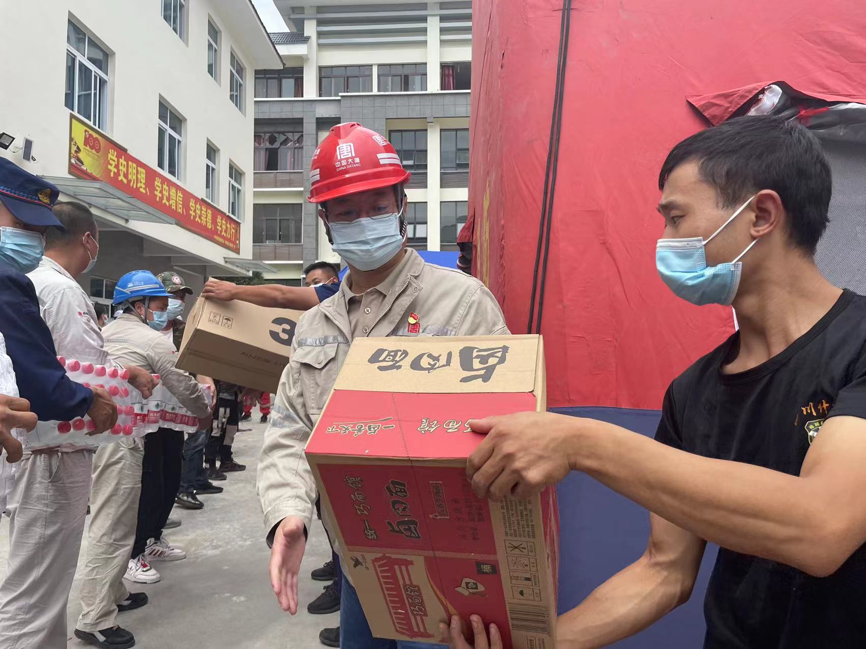 1663311613343093936.jpg 該公司第一批抗震救災物資搬運.jpg