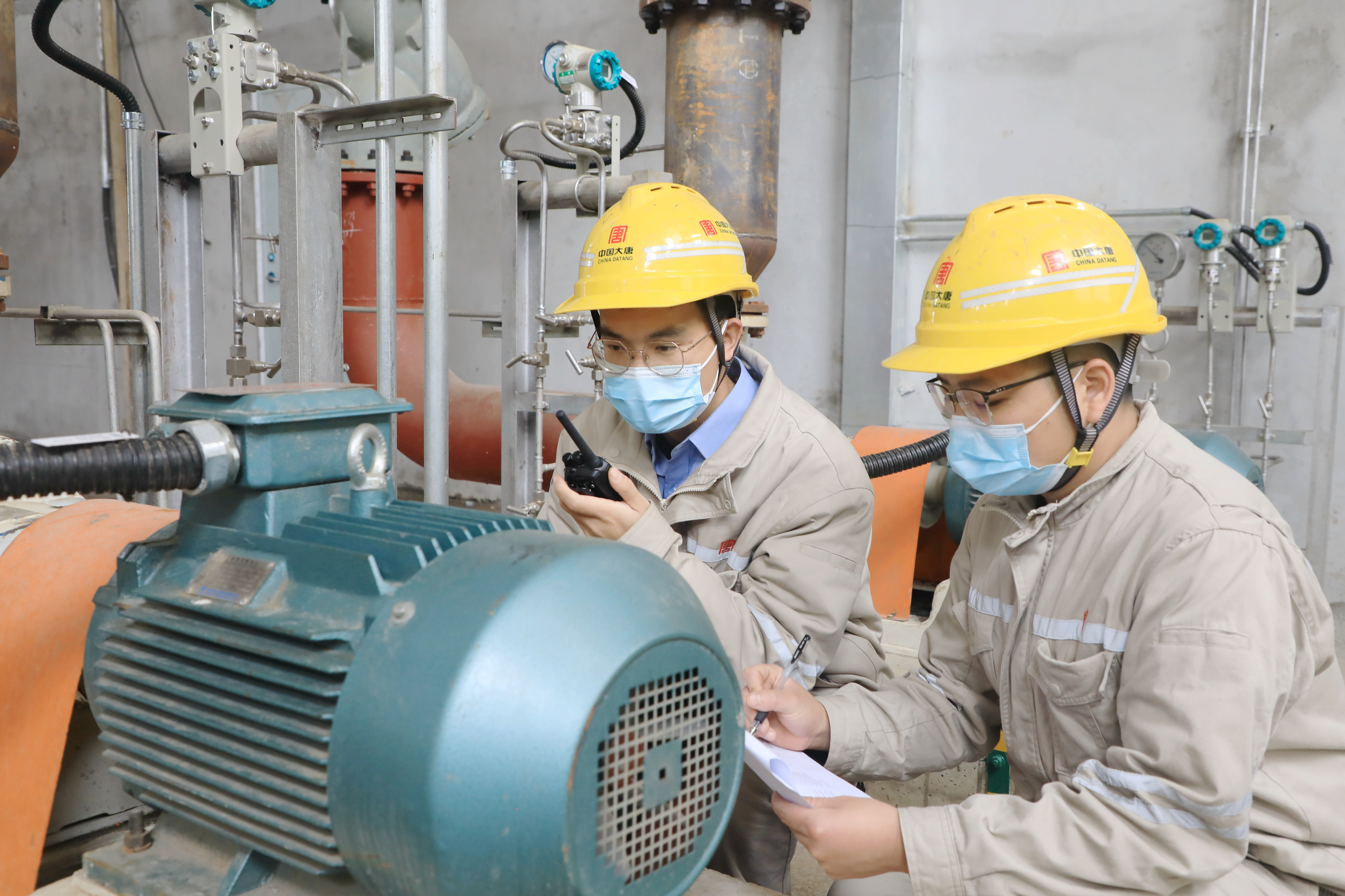 許昌龍崗發(fā)電公司運(yùn)行人員加強(qiáng)對(duì)許昌供熱管道和相關(guān)設(shè)備巡視巡查，確保供熱系統(tǒng)安全可靠運(yùn)行 葉劍飛.jpg