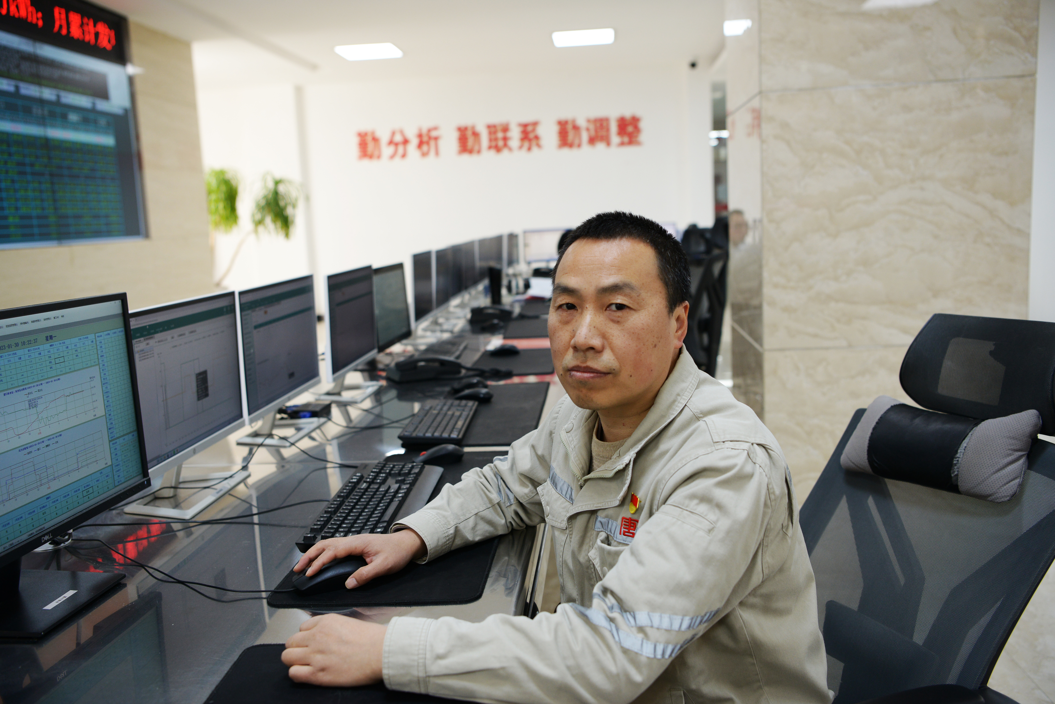 1676428565881032779.jpg 李海洲在工作崗位上.jpg