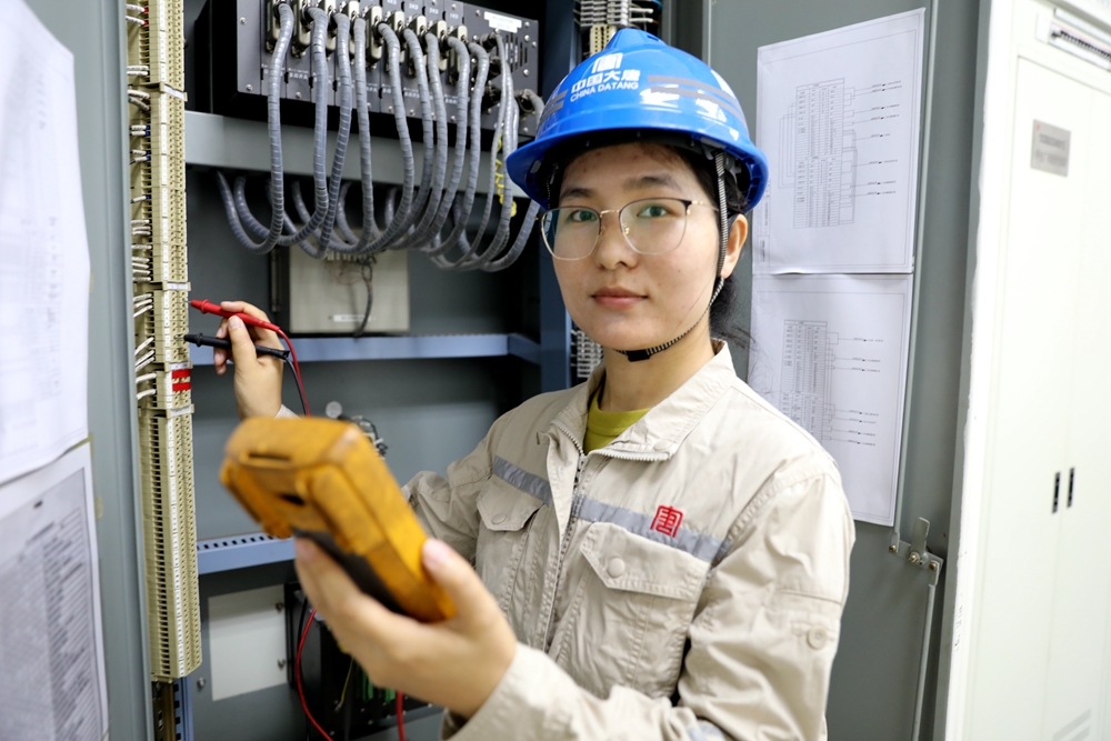 1678686370007054002.jpg 2.韓城第二發(fā)電公司繼電保護班李玉珍(曹軍科攝).jpg