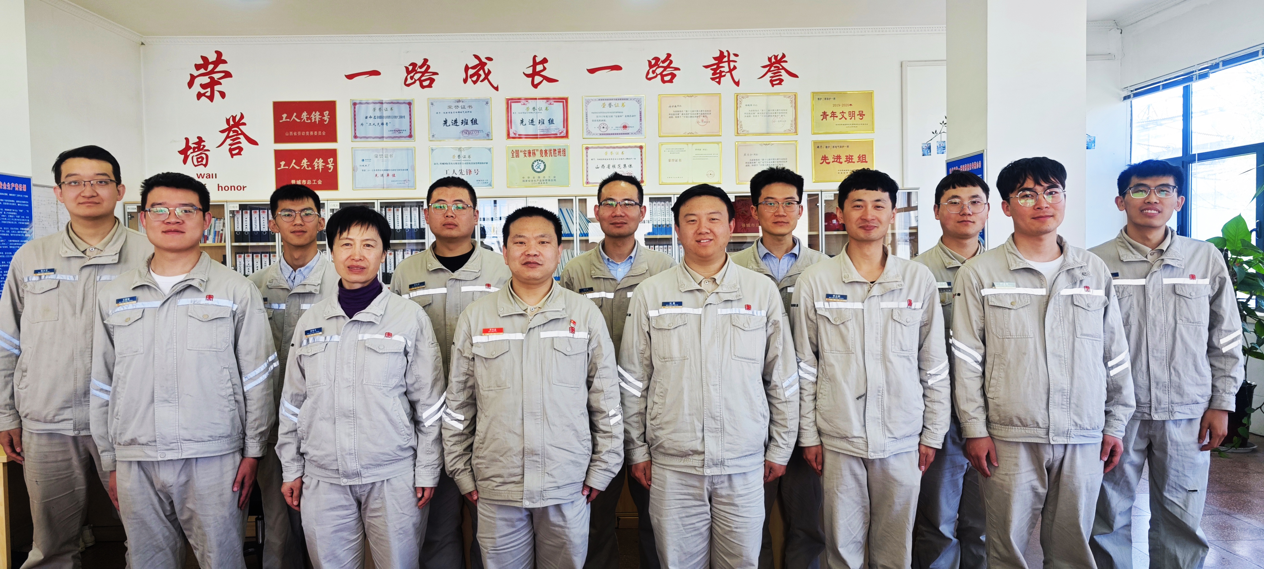 1684204791821056583.jpg 陽城發(fā)電公司保護(hù)一班集體照.jpg