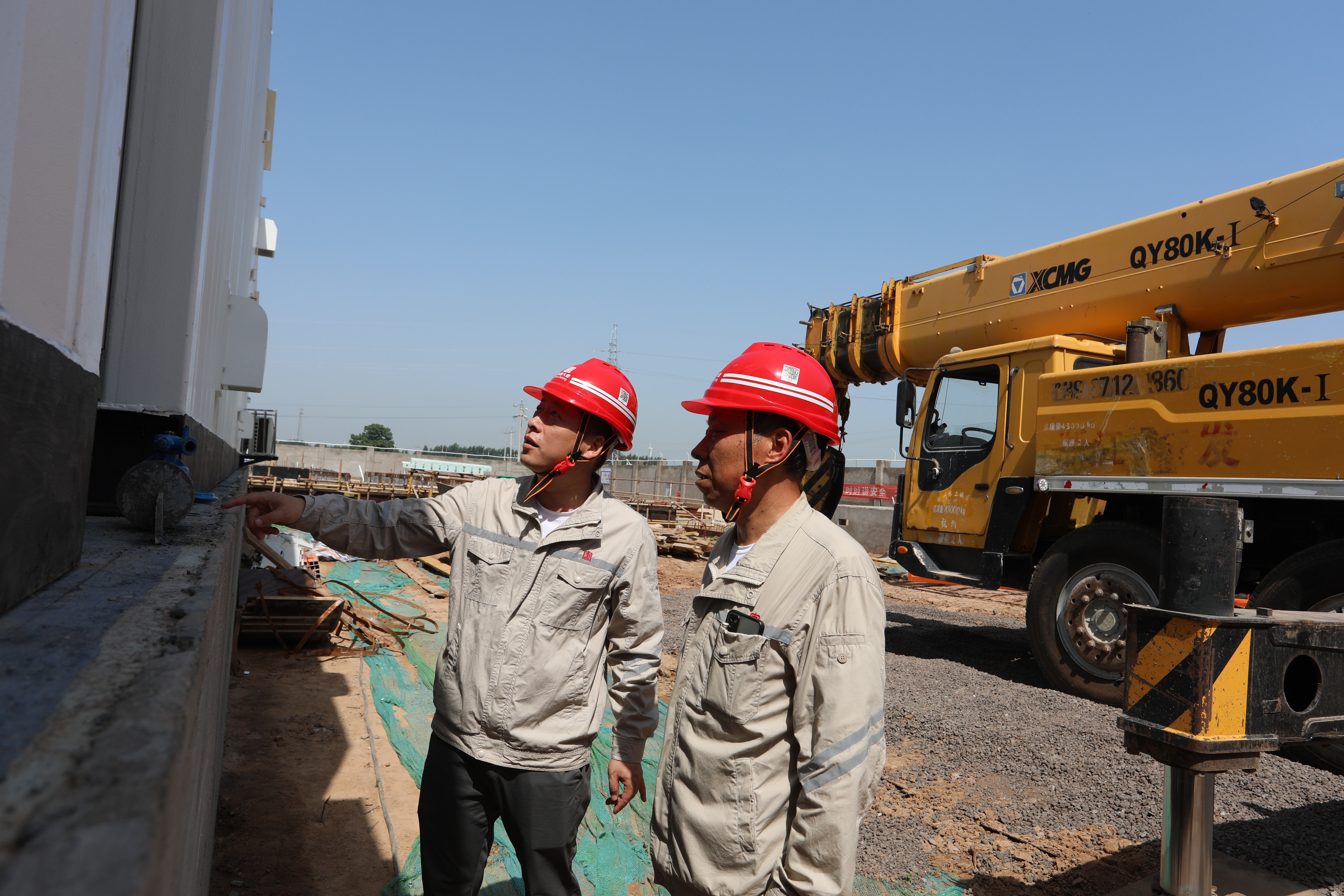 1690176582131097593.jpg 崔紅軍師傅在現(xiàn)場查看升壓站土建質(zhì)量.jpg