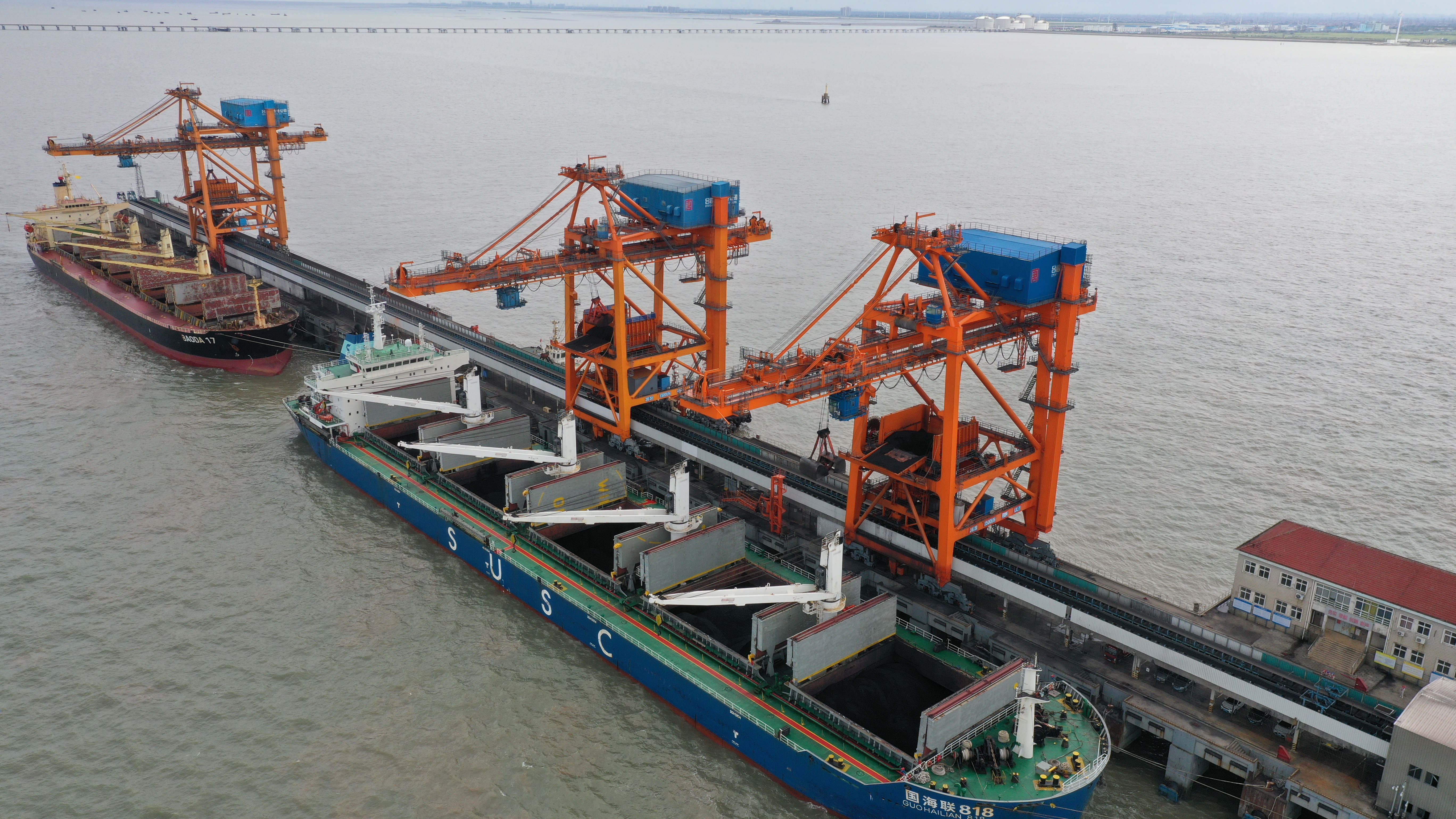 1691741447061060240.jpg 碼頭卸煤.jpg