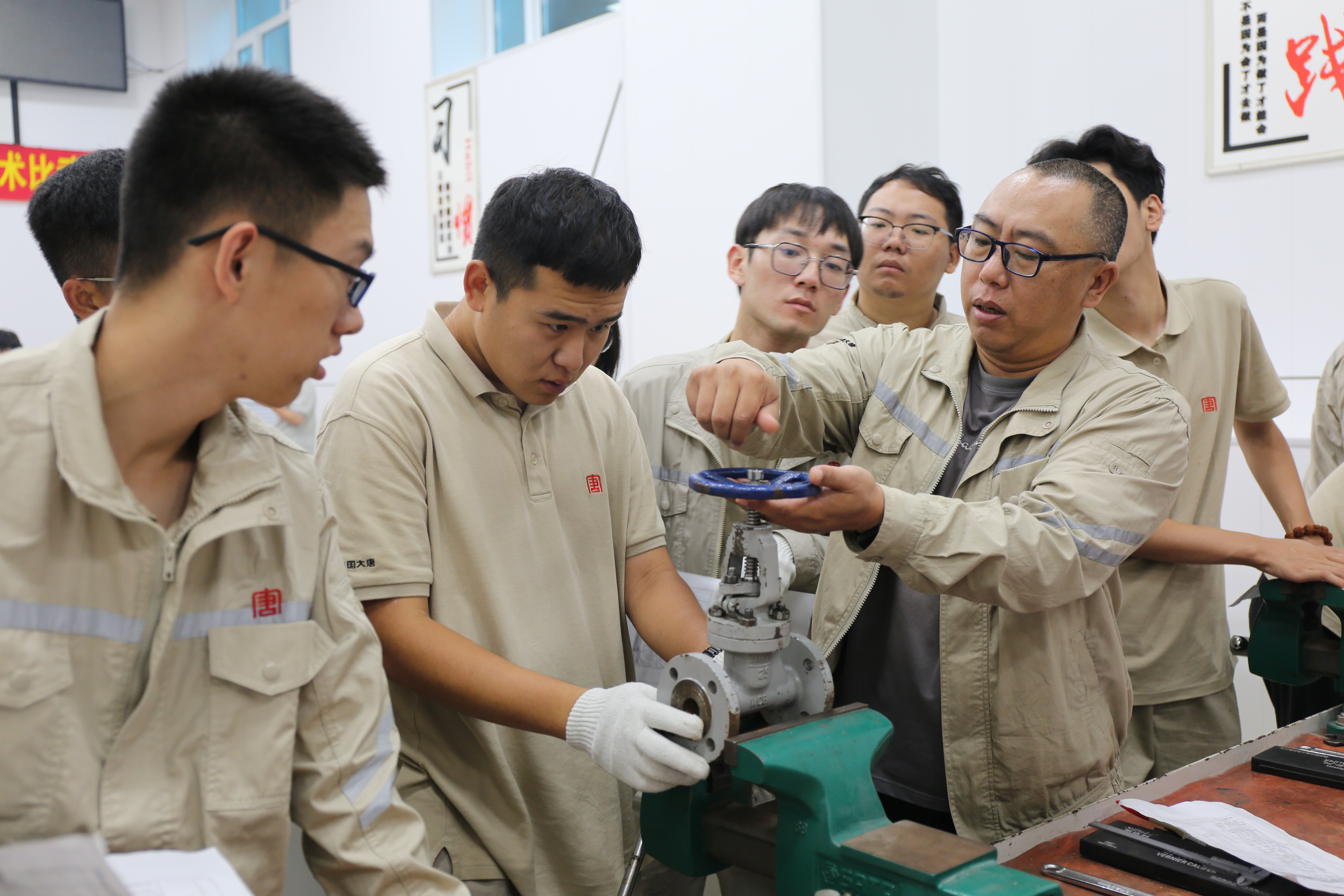 1702620245781031289.jpg 3大唐黑龍江公司新員工在老師傅的帶領(lǐng)下認真學(xué)習(xí)專業(yè)技能.jpg