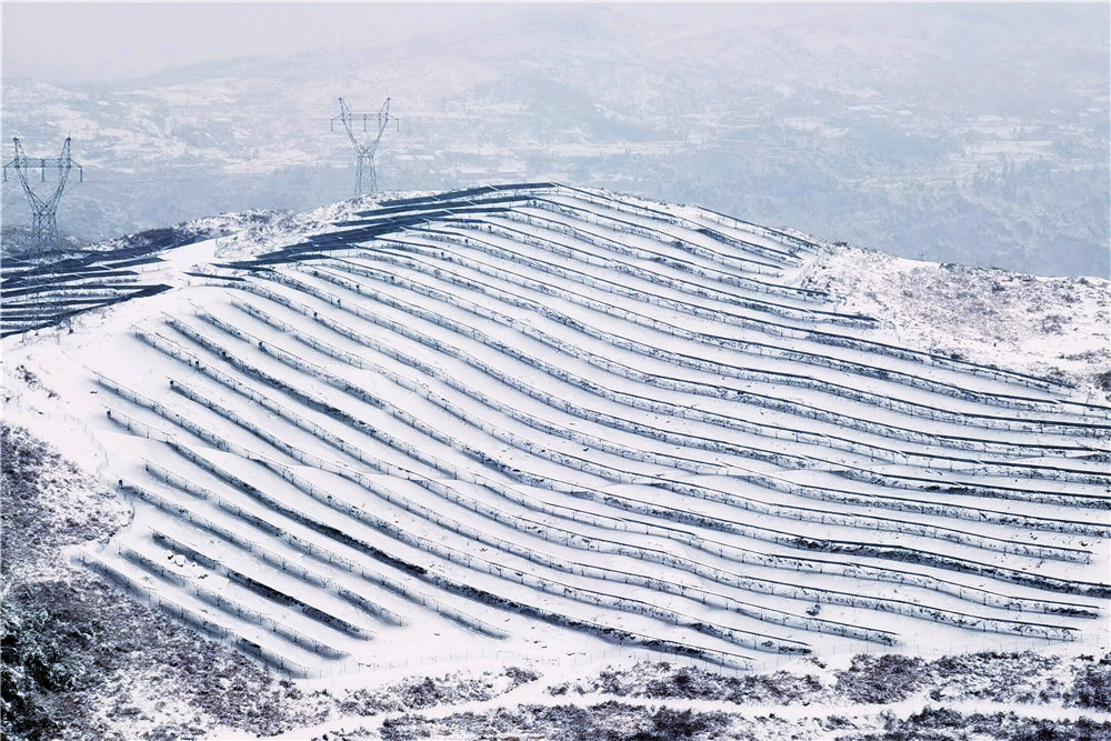 1708223908196028056.jpg 延綿的光伏板被冰雪覆蓋a.jpg