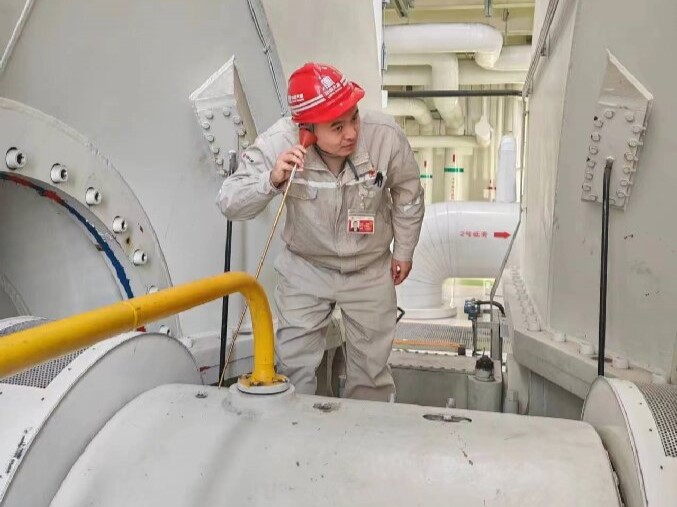 1708326159711080114.jpg 6-大唐東營發(fā)電公司職工現場檢查機組振動情況.jpg