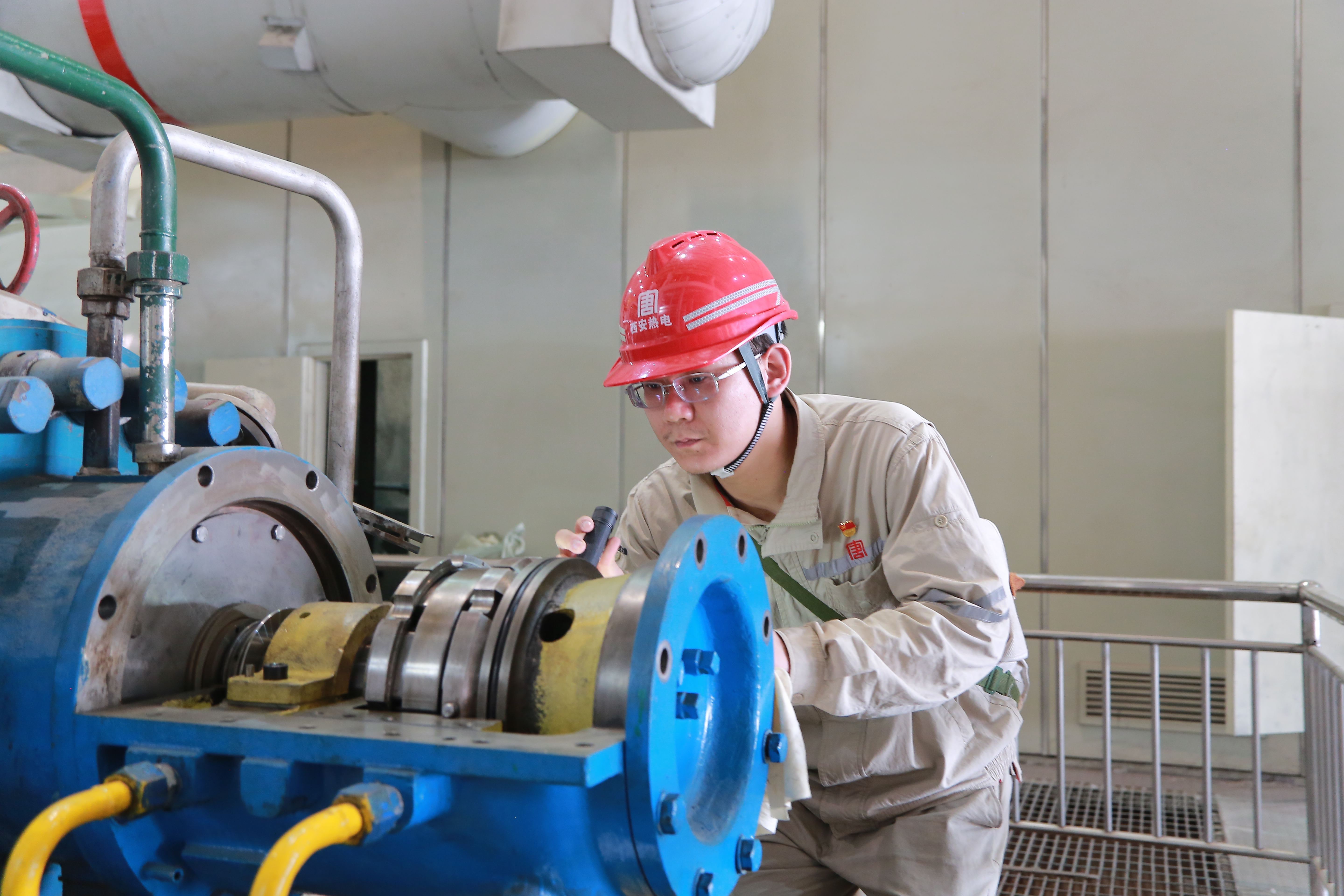 1717048085772036038.jpg 1號機(jī)組C修對氣動給水泵B瓦塊進(jìn)行檢查.jpg