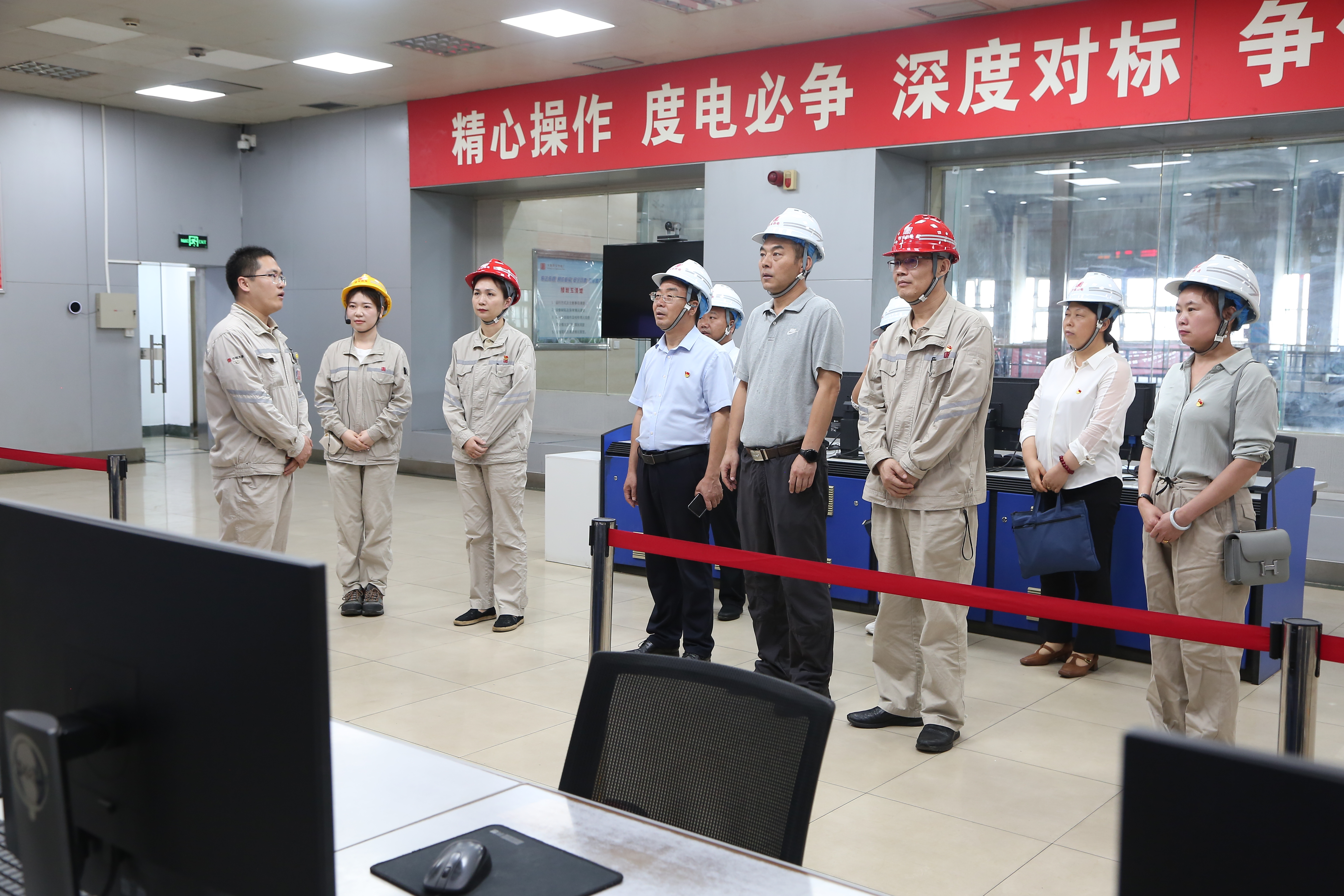 1722565361698059290.jpg 1.邀請(qǐng)結(jié)對(duì)單位參觀我西安熱電廠集控室.jpg