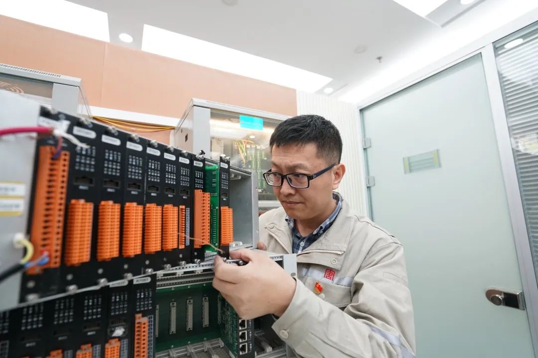 1729647275532088358.jpg 1.圖為高偉正在檢測(cè)控制器.jpg